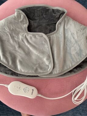 Geniani Heating Pad Lava - Heated Plush Neck & Shoulder Wrap - Gray